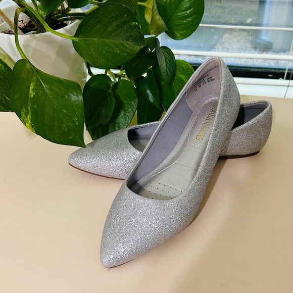 Women’s Silver Glitter Ballet Flats size 5.5 - Picture 1 of 4